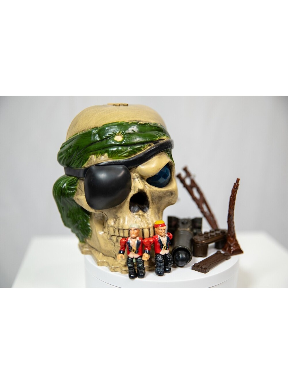 Mega Bloks Pyrates Mutiny Island Skull 3632 - 2 Characters, Parts